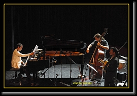 pierre anckaert trio 07 * Avondprogramma : Stadsschouwburg = Pierre Anckaert Trio
fotograaf = Michel Verlinden/Luc Van Put/Winus Jassepoes * 739 x 491 * (86KB)